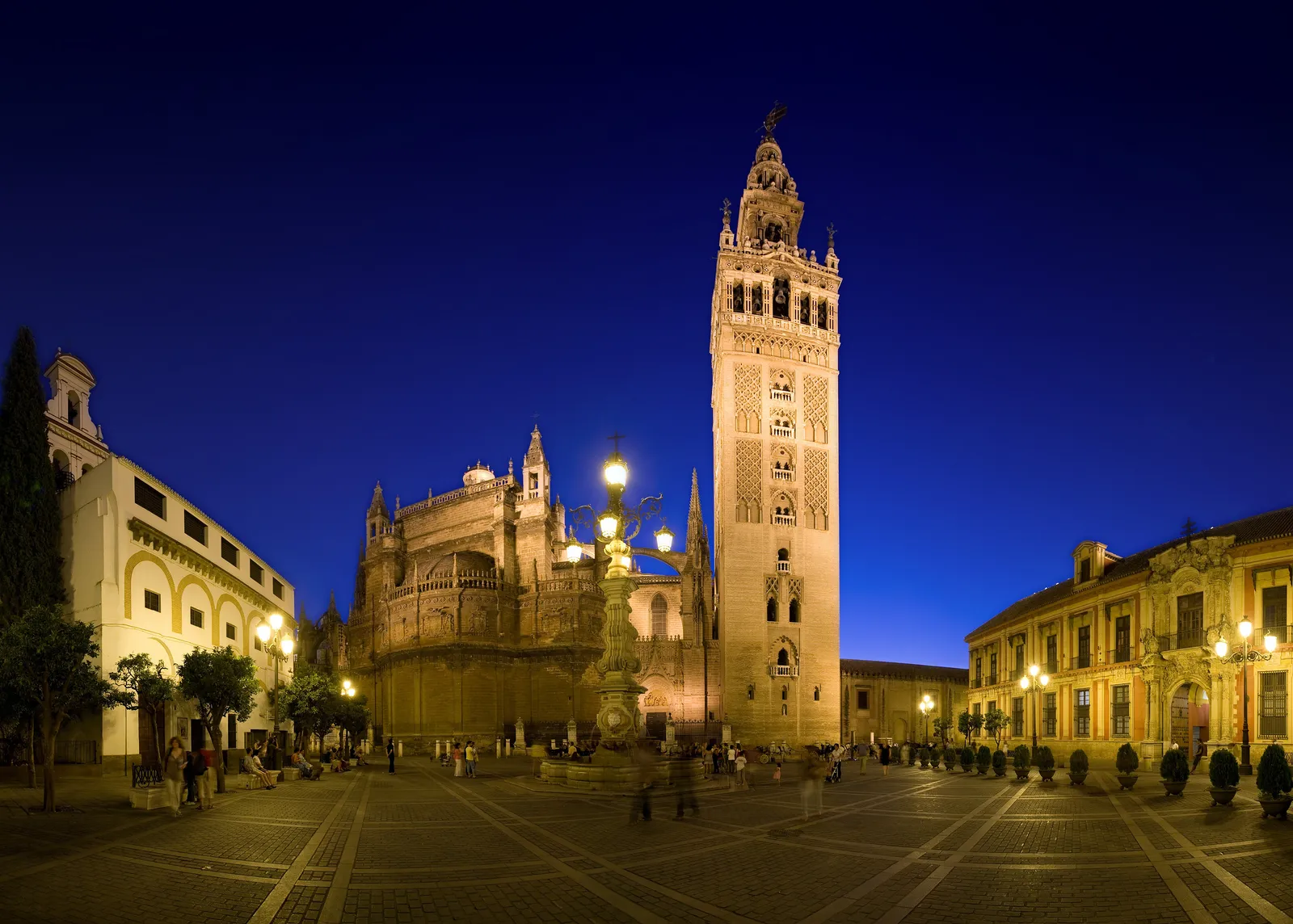 Plaza Virgen de los Reyes beside Seville Cathedral and La Giralda