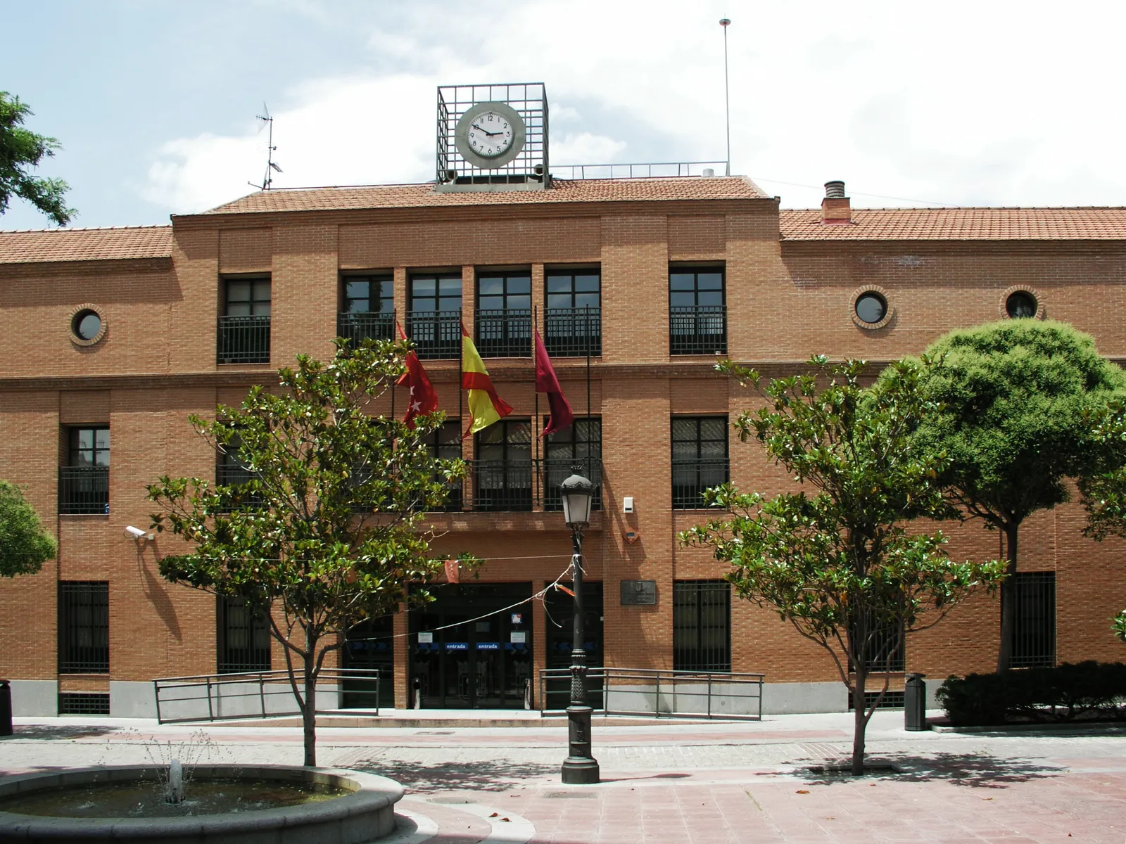 A civic building on a quiet square in the Barajas district of Madrid