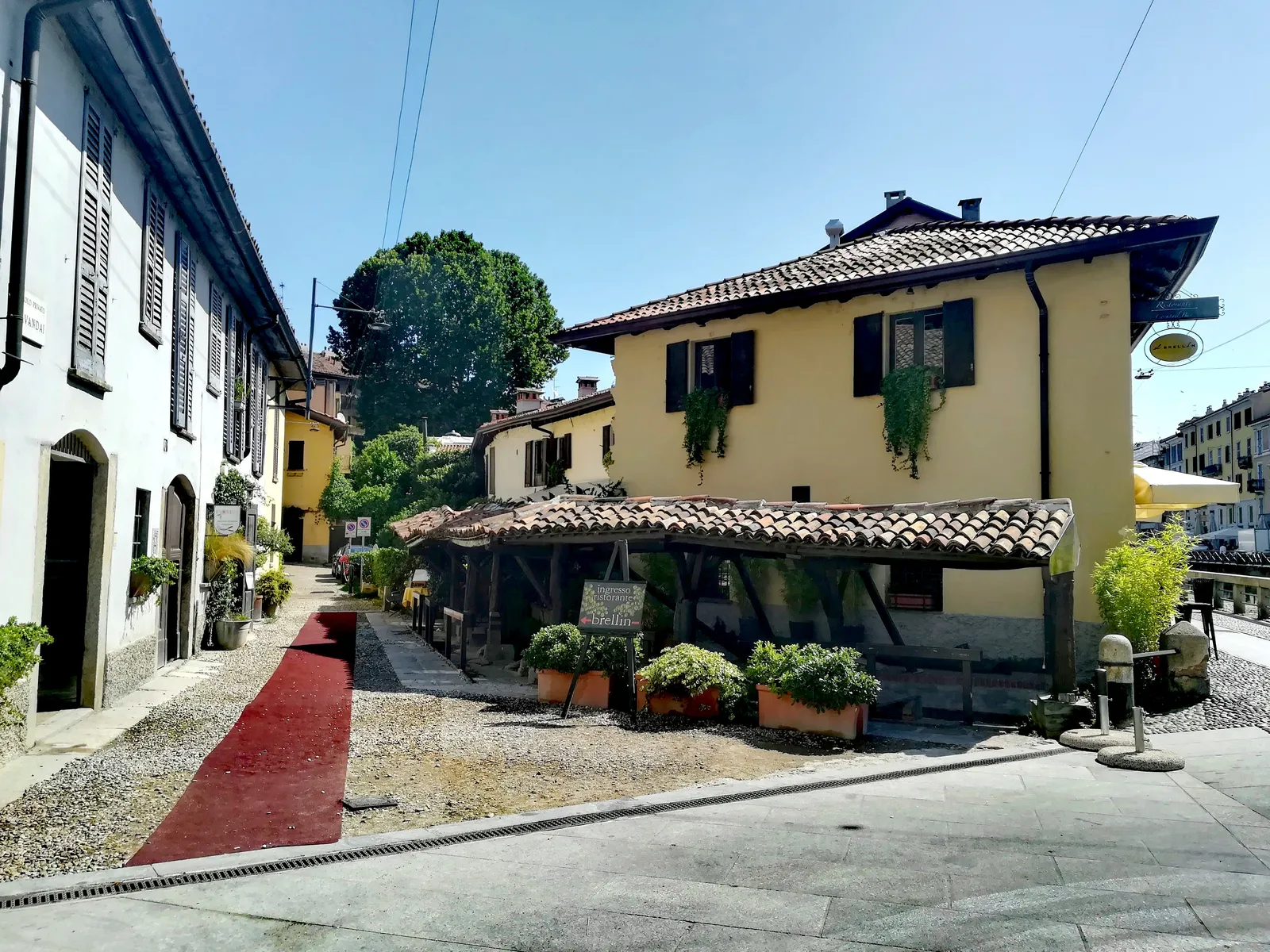 Vicolo dei Lavandai, a narrow historic lane beside the Naviglio Grande in Milan with an old covered wash-house