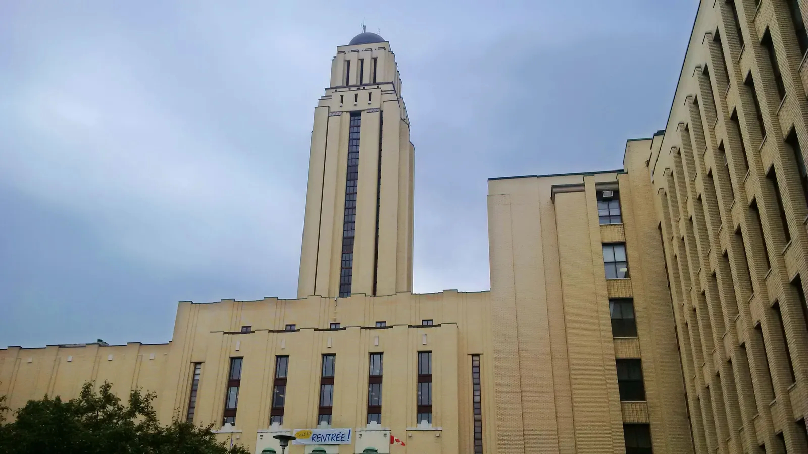 The Roger-Gaudry building at the Université de Montréal, a stepped Art Deco tower in pale brick rising from a long low institutional block