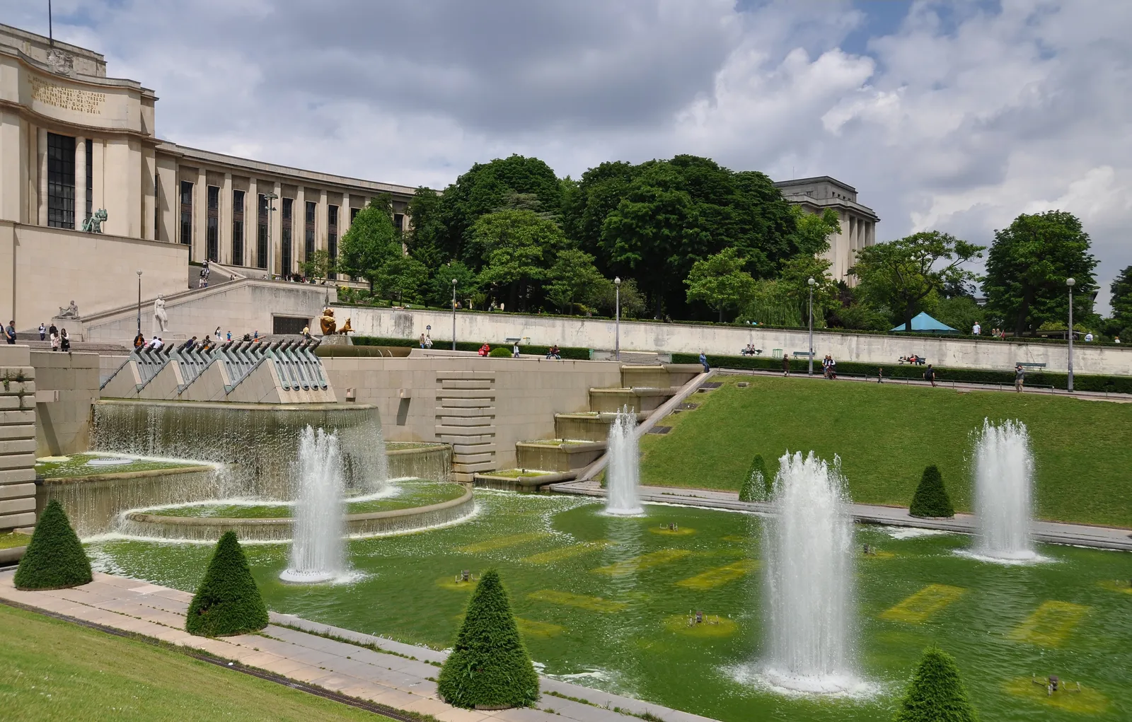 The Warsaw fountain in the Trocadéro gardens in Paris, its row of angled water cannons firing down the sloping basin below the wings of the Palais de Chaillot