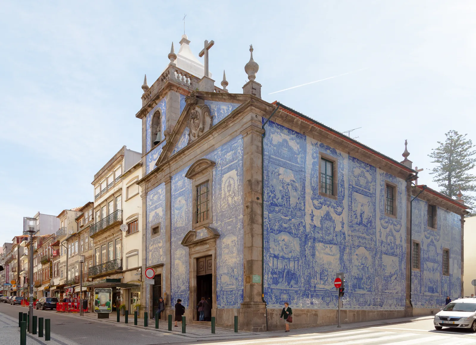 The Capela das Almas in Porto, a street-corner chapel whose exterior walls are covered in blue and white painted tiles