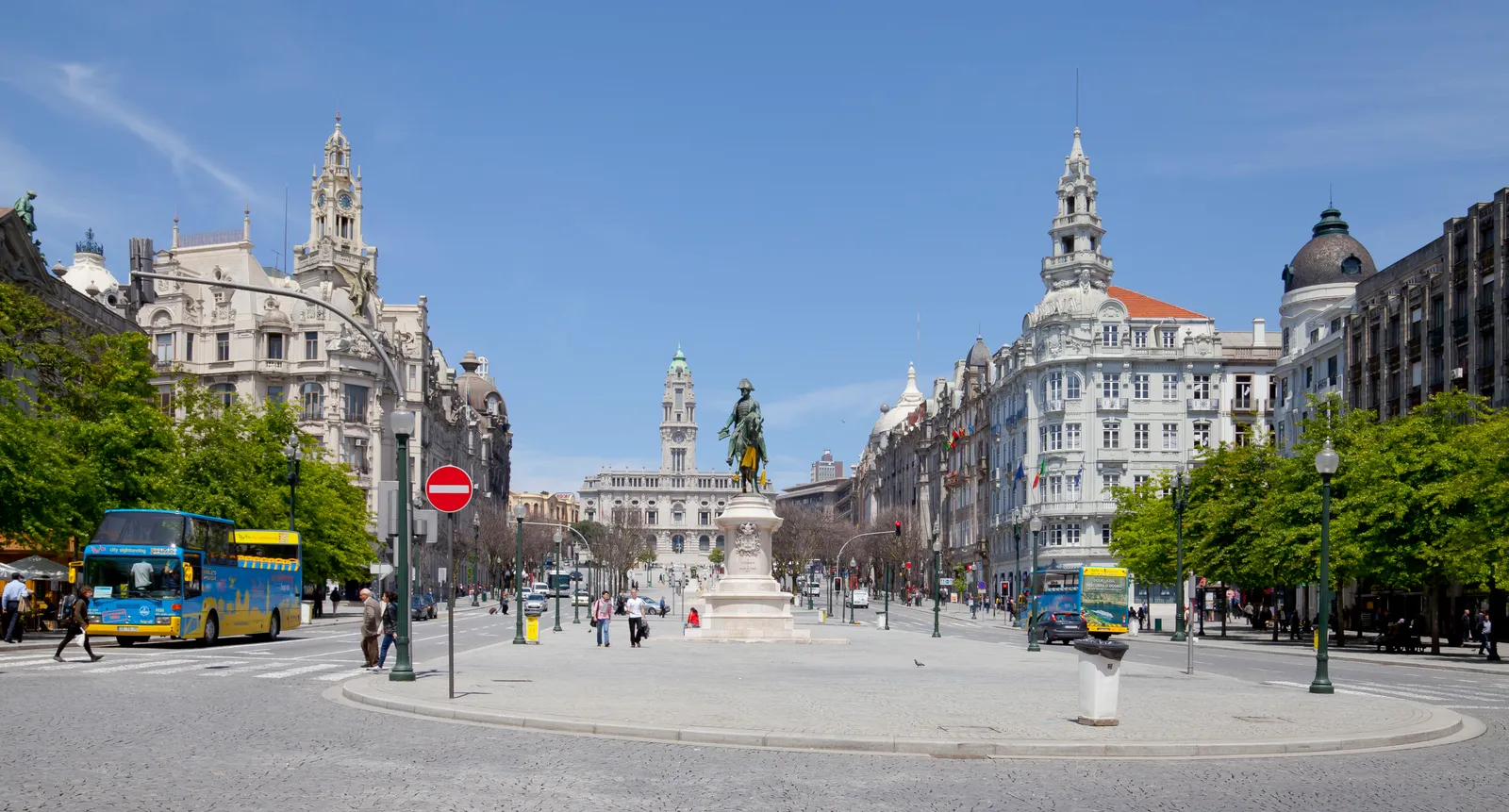 Praça da Liberdade in Porto on a clear day, with the city hall tower closing the far end of Avenida dos Aliados